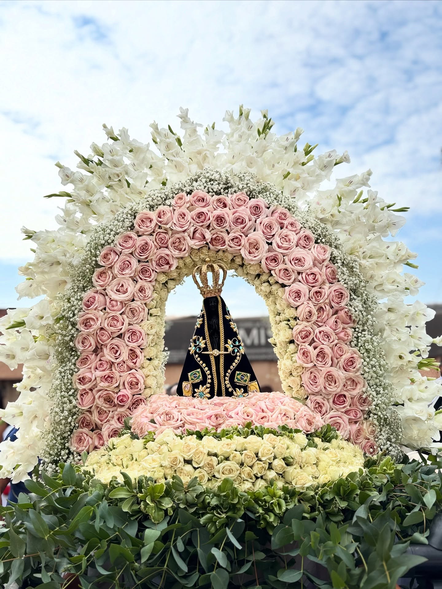 Imagem de Nossa Senhora Aparecida decorada com flores